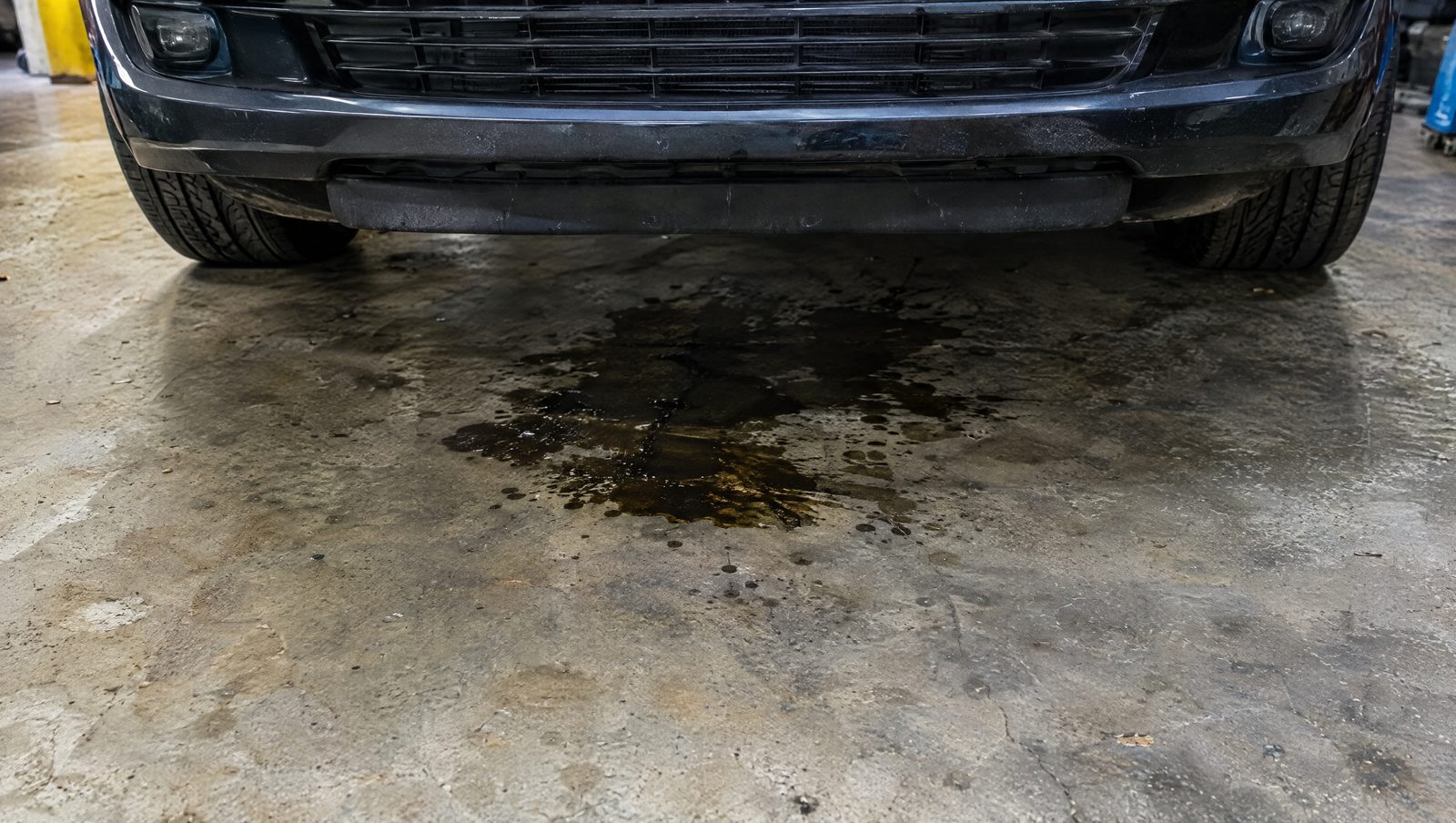 Auto lekt olie: oorzaken, risico's en kosten van reparatie