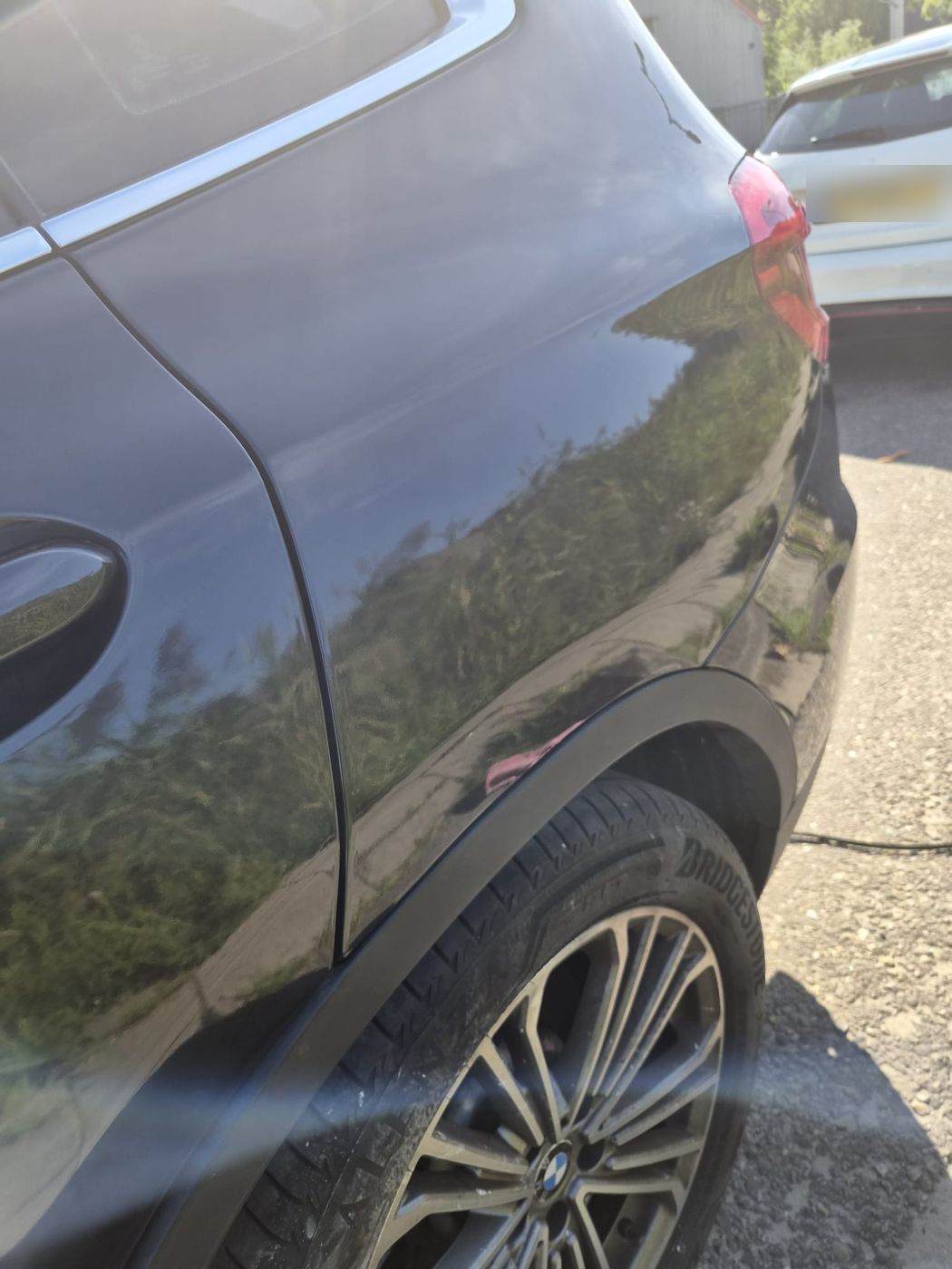 Dezelfde BMW X3 na het herstel, achterportier en zijscherm weer strak in de lak