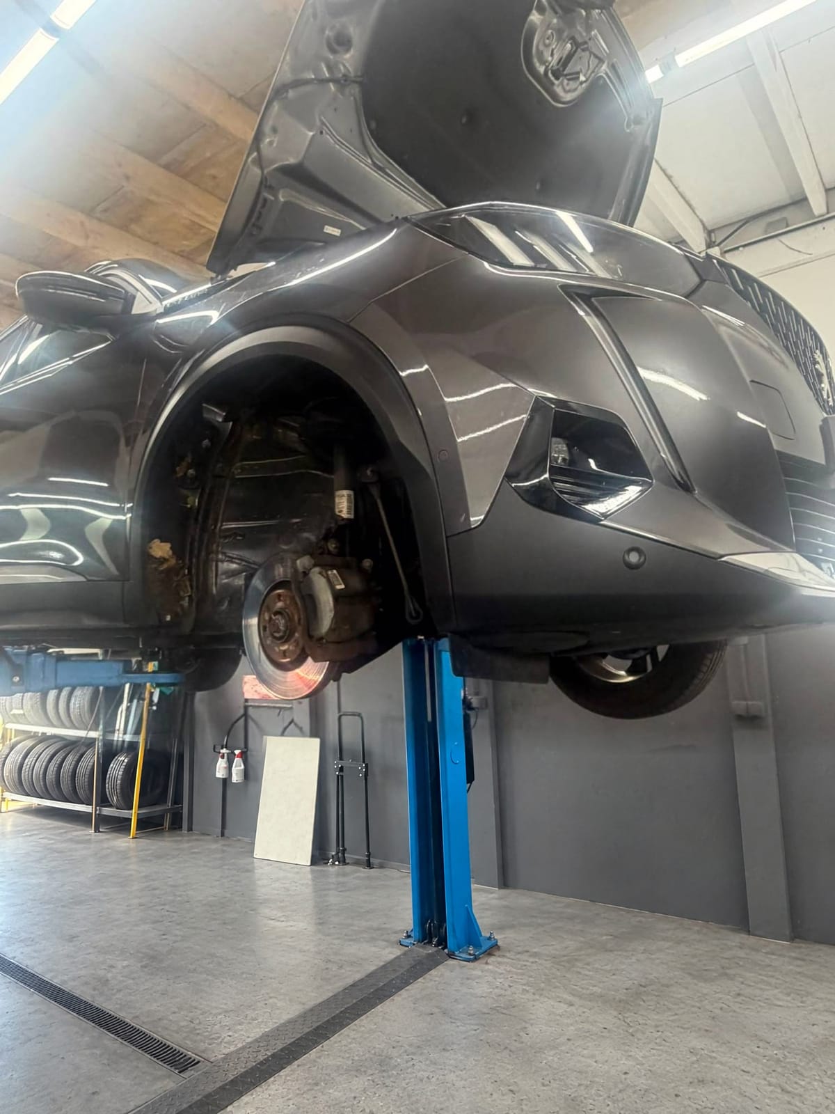 Auto op de brug tijdens onderhoud bij MT Autoservice