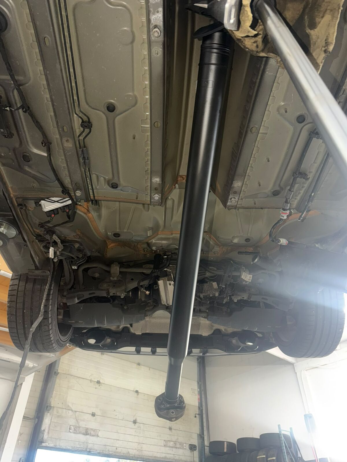 De cardanas is los en hangt onder de auto omlaag