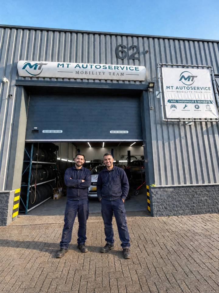 Twee monteurs van MT Autoservice voor de garage aan de Markerkant in Almere